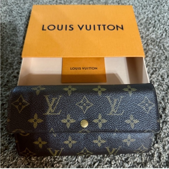 Louis Vuitton Sarah Monogram Wallet - Picture 1 of 14